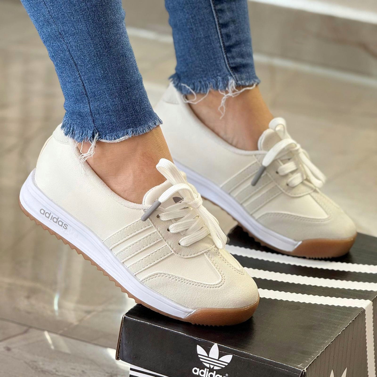 Baleta Adidas Cordón Beige